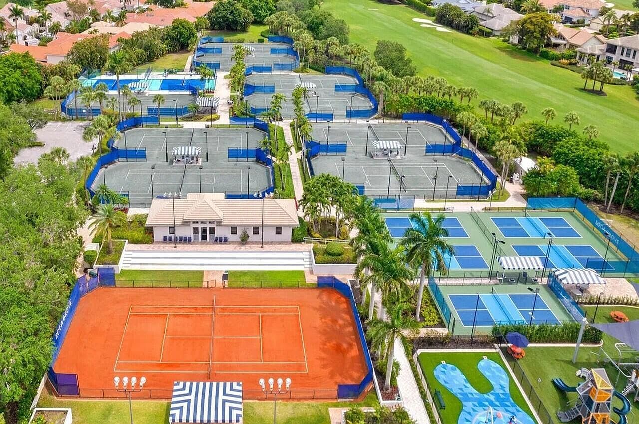 Aerial view of the club's tennis, pickleball and padel courts, including Har-Tru clay courts